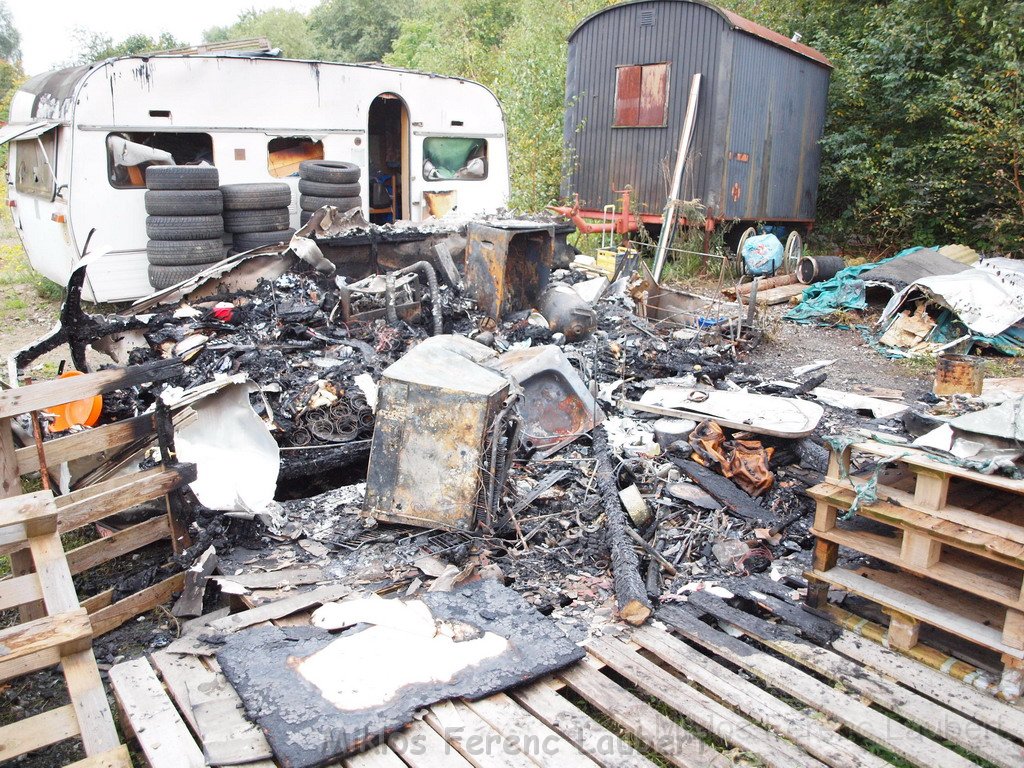 Wohnwagen ausgebrannt Koeln Muelheim Muelheimer Ring Piccoloministr P034.JPG